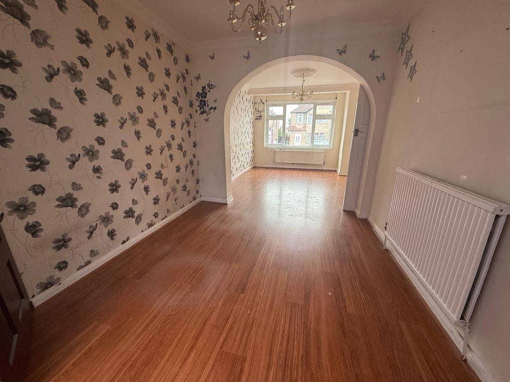 Lot: 166 - MID-TERRACE HOUSE FOR IMPROVEMENT - Through lounge come diner